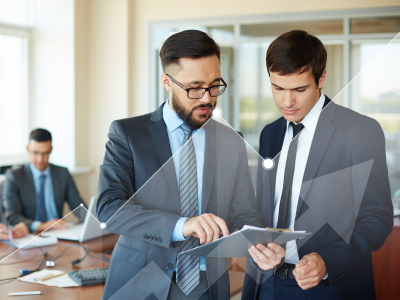 Empresarios revisando documentos en oficina