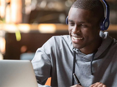 Estudiante virtual frente a computador.