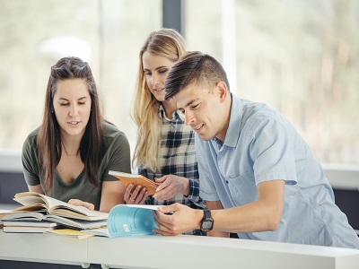 Estudiantes universitarios con libros