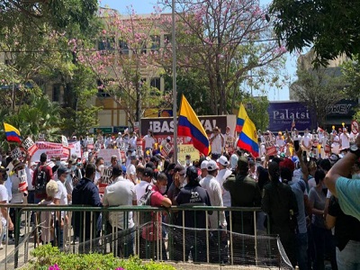 Comerciantes marchando y protestando