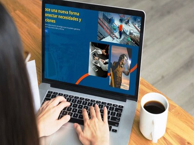 Mujer trabajando en el computador con una taza de café