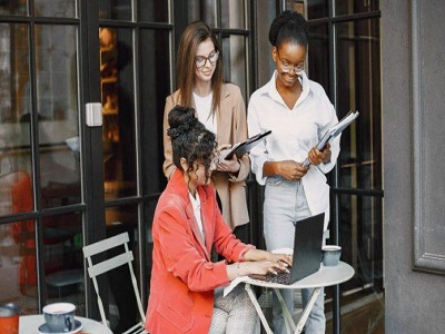 Tres mujeres trabajando