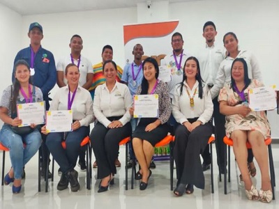 Participantes del evento con sus diplomas